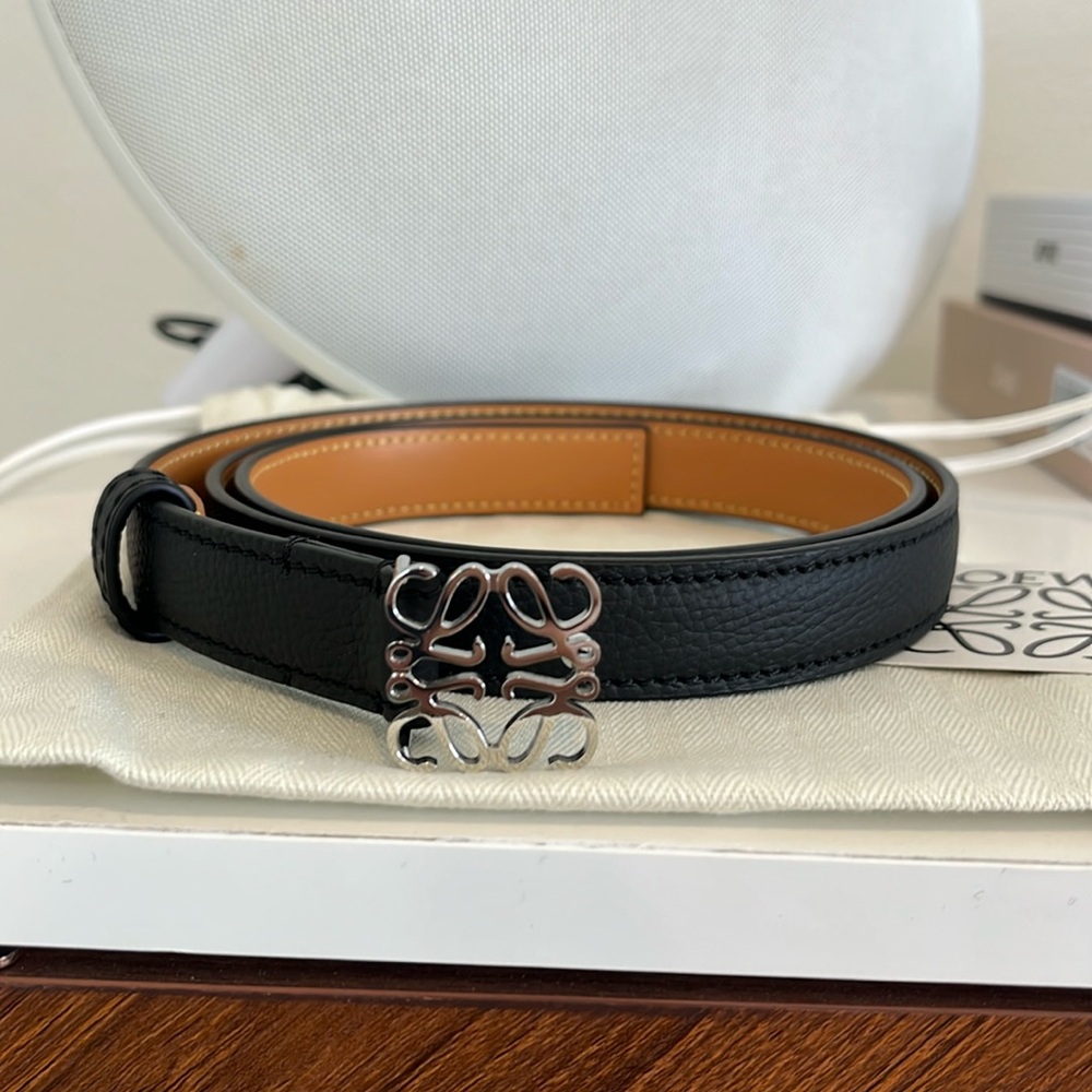Loewe Anagram belt in pebble grain calfskin (black)